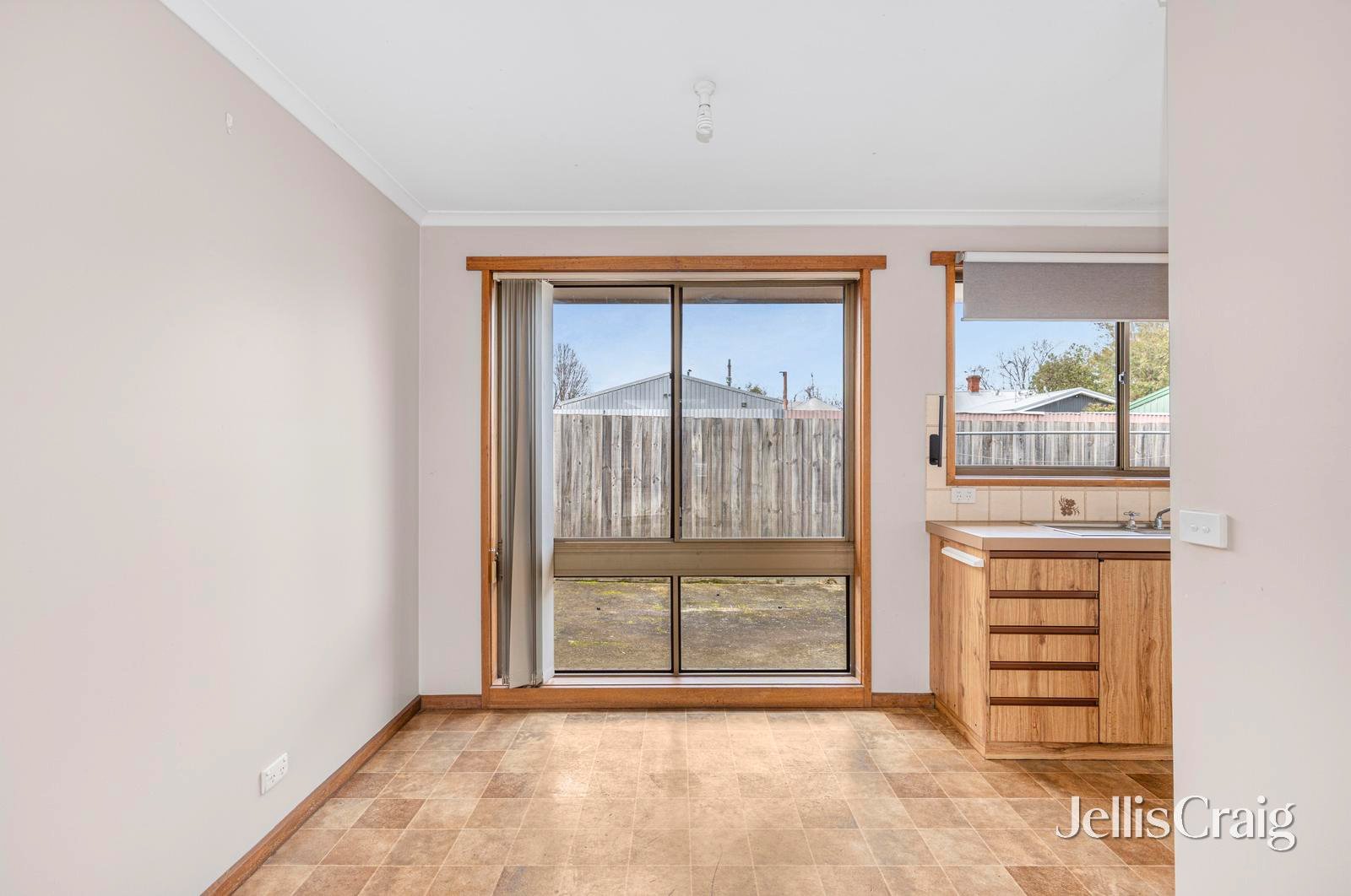 8/204 Leith Street, Redan image 4