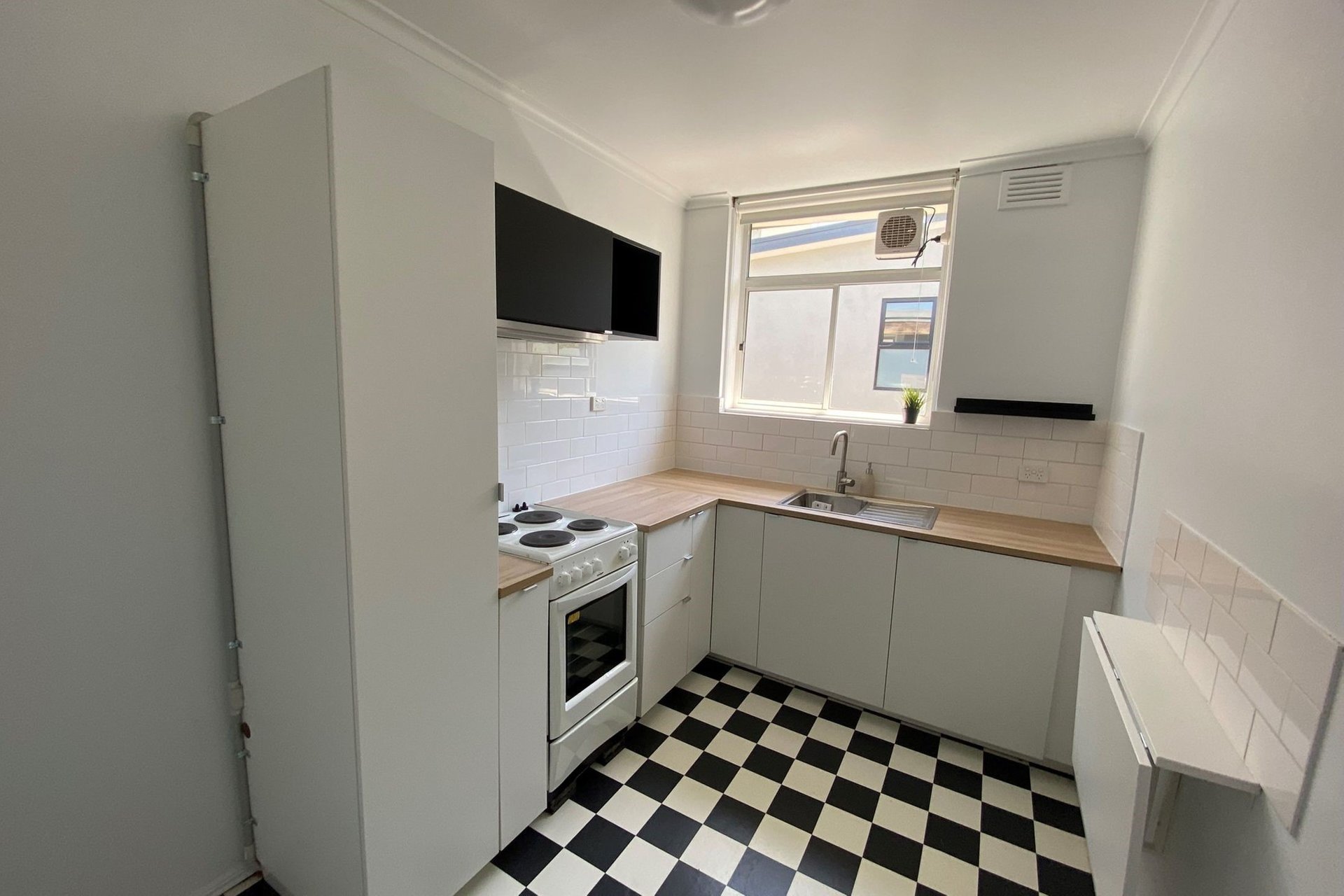 8/247 Heidelberg Road, Northcote image 3