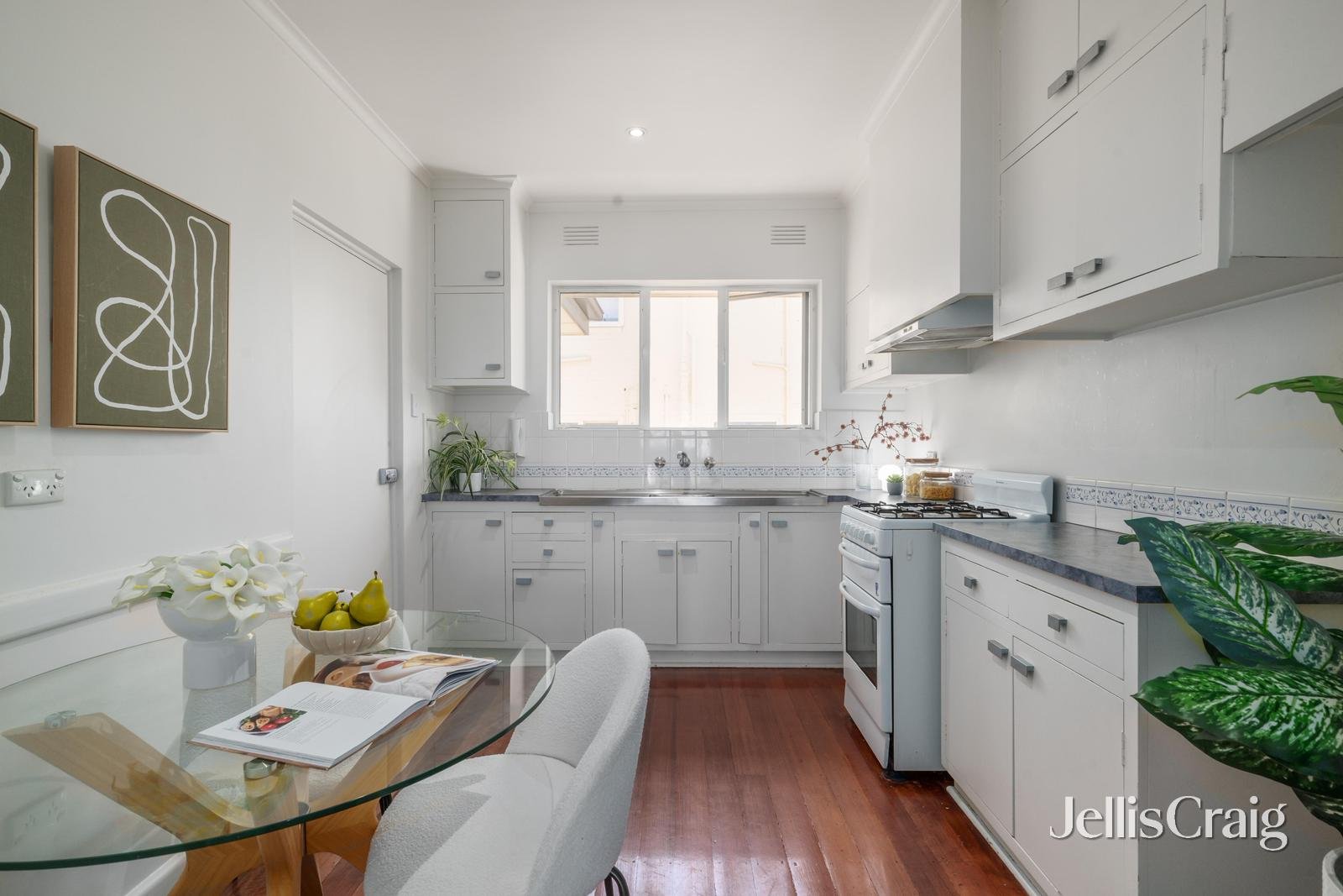 8/25 Glen Street, Hawthorn image 2