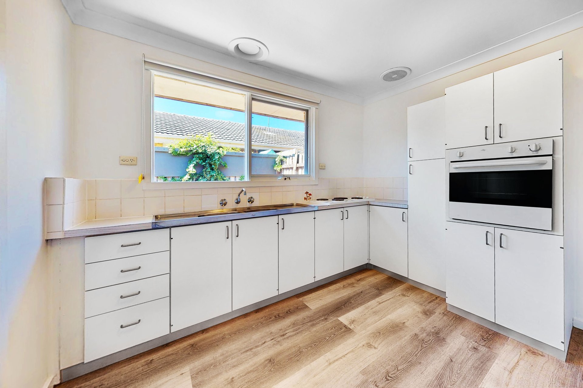 8/28 Coorigil Road, Carnegie image 2