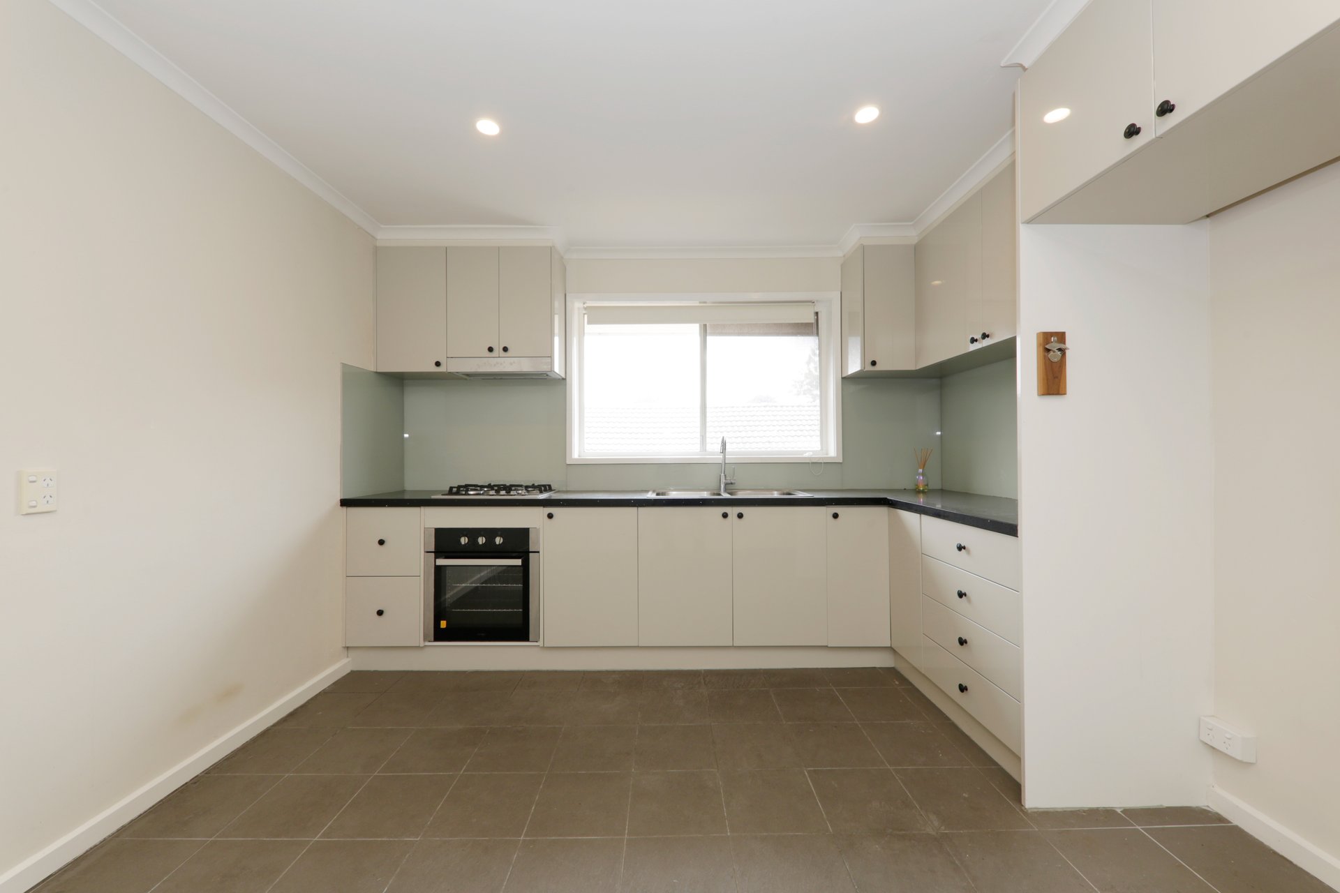 8/28 Weir Street, Balwyn image 2