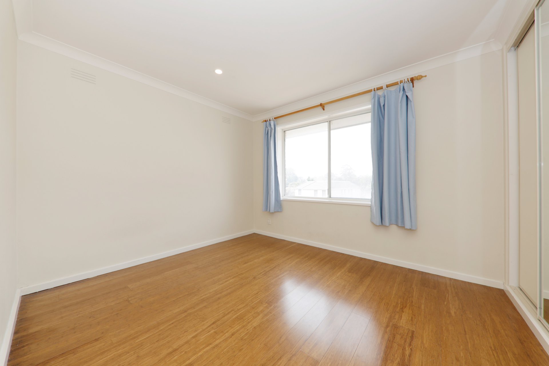 8/28 Weir Street, Balwyn image 4
