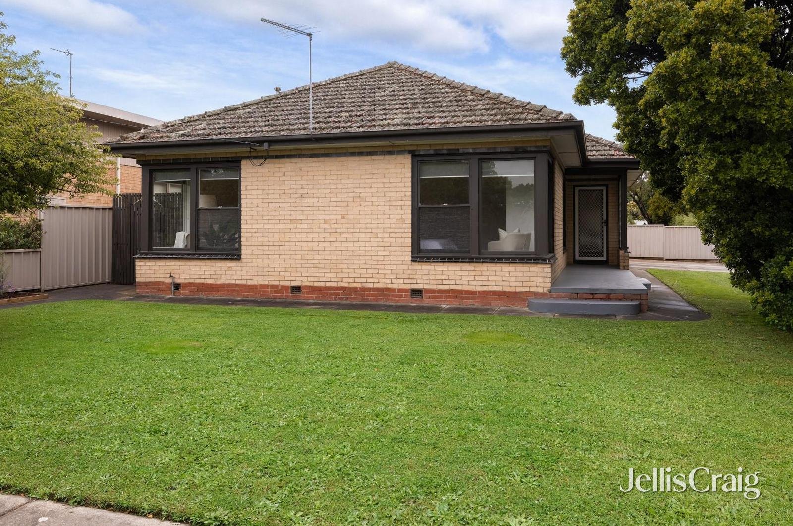 829 Talbot Street South, Redan image 2