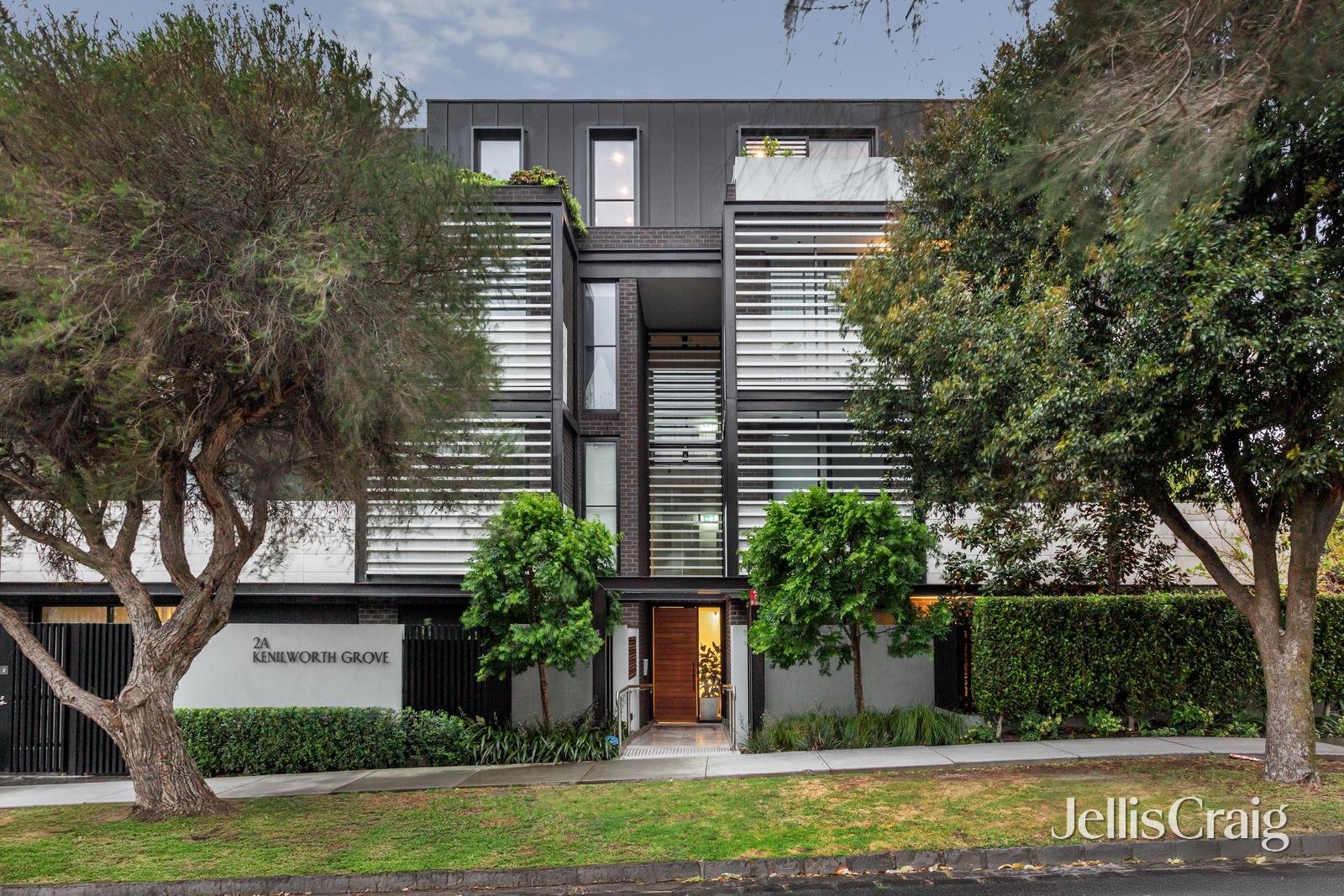 8/2A Kenilworth Grove, Glen Iris image 1