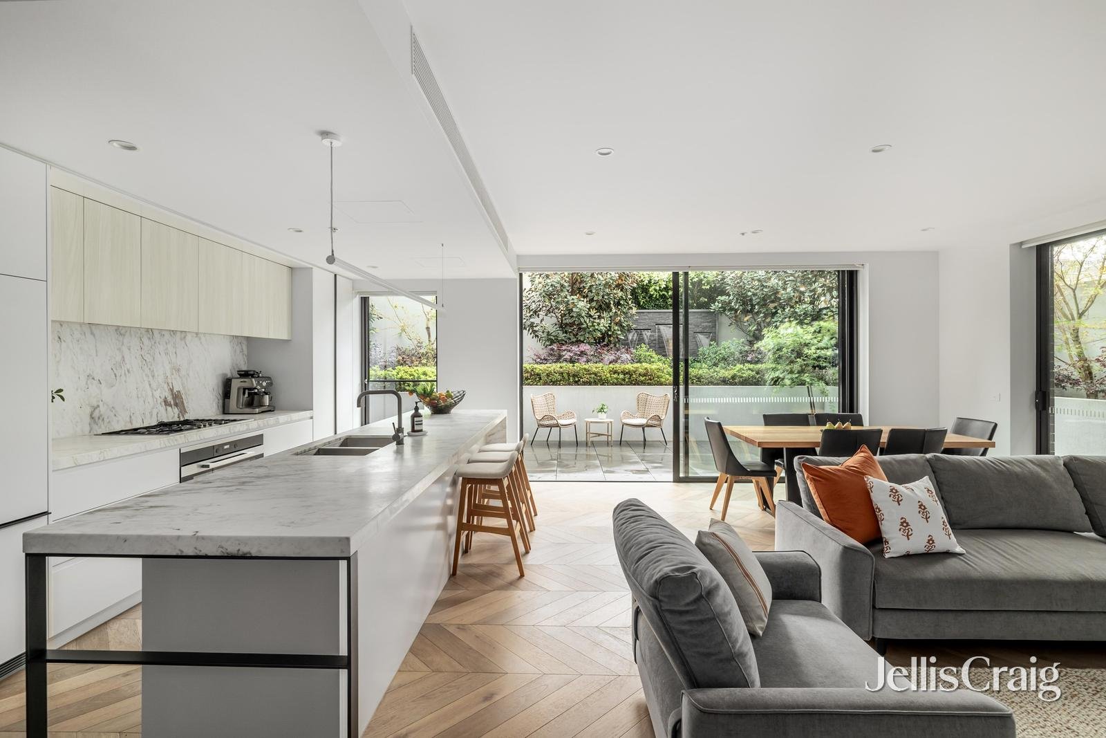 8/2A Kenilworth Grove, Glen Iris image 3