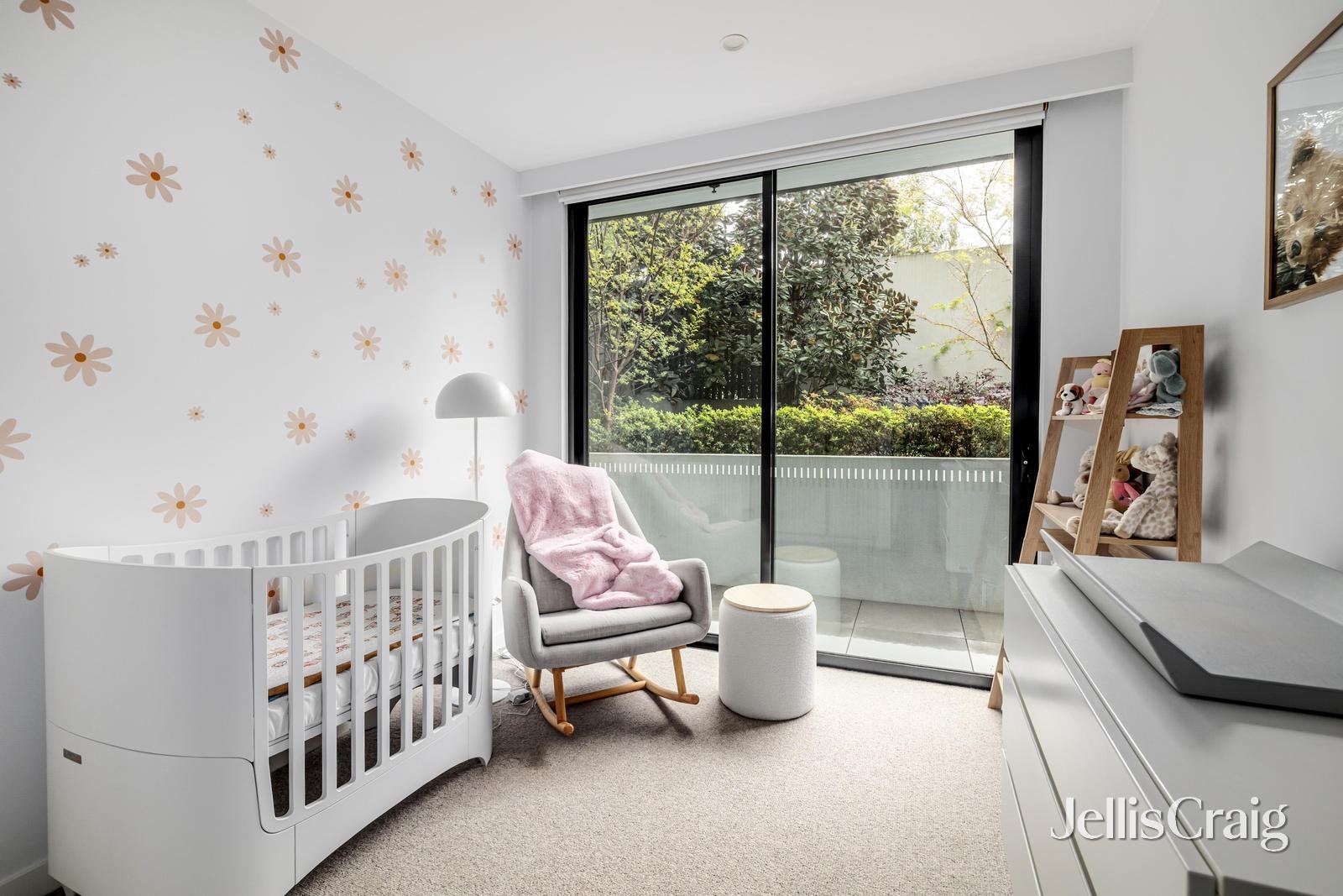 8/2A Kenilworth Grove, Glen Iris image 7