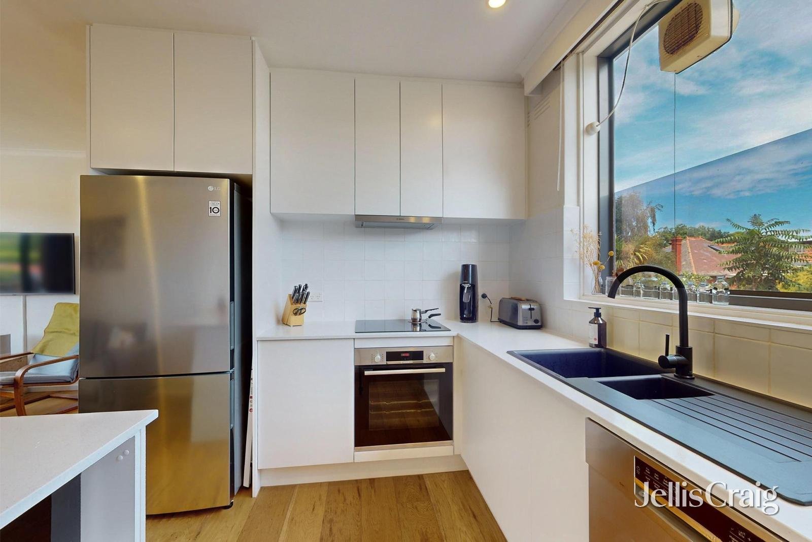 8/3 Browning Street, Elwood image 7