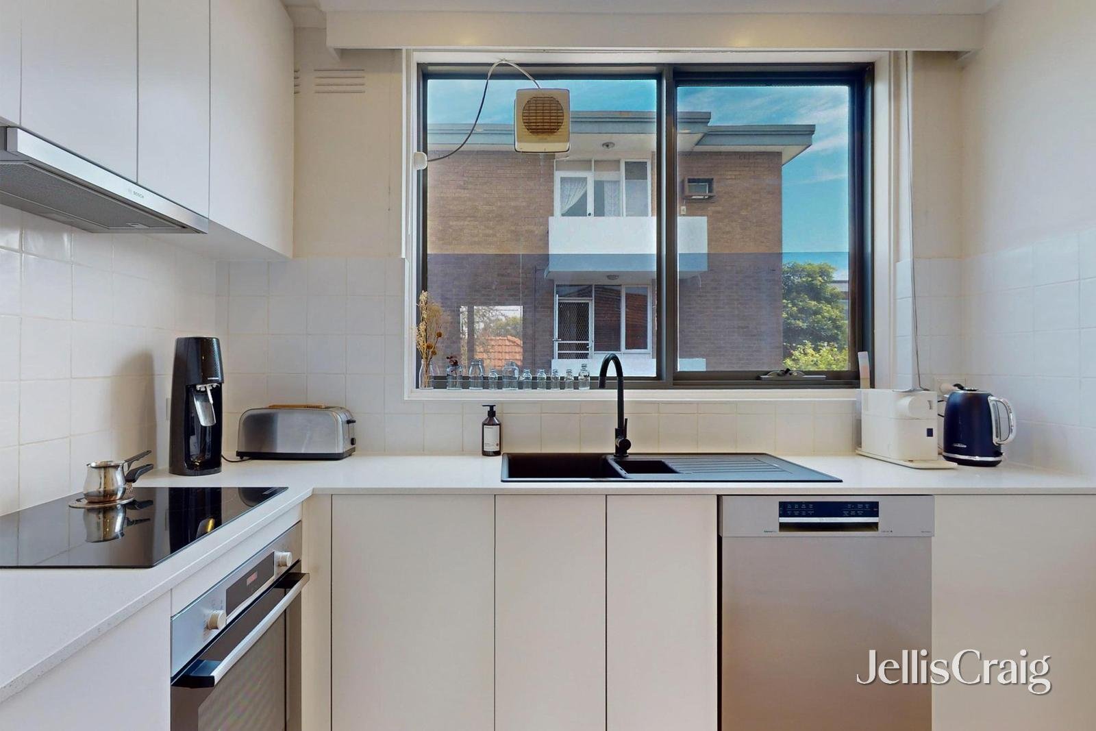 8/3 Browning Street, Elwood image 8