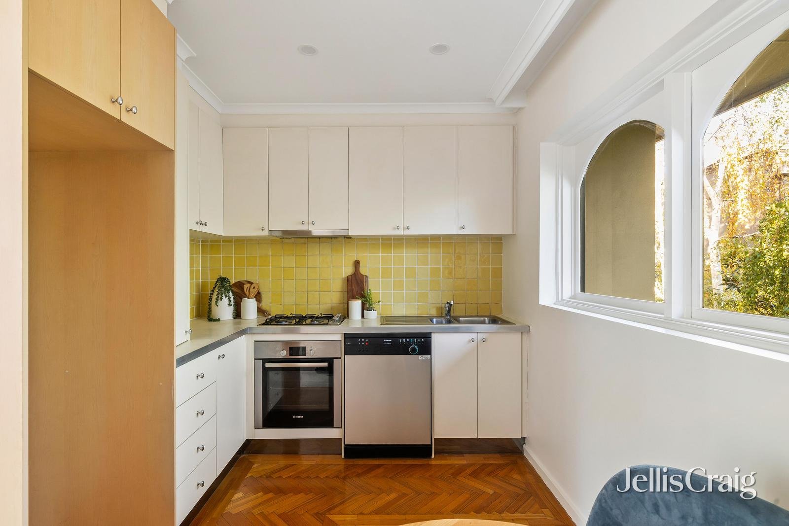 8/3 Irving Street, Malvern image 3