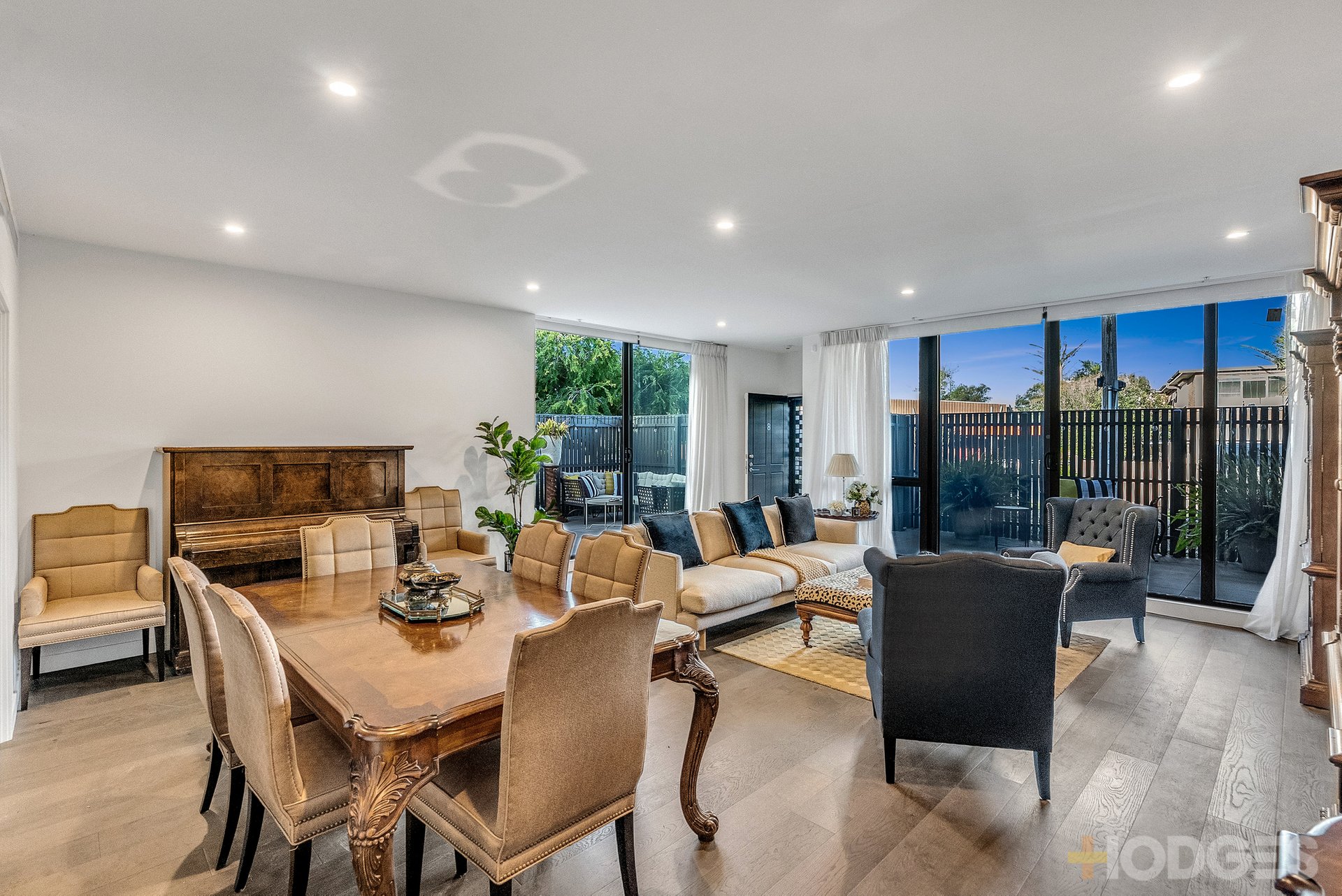 8 / 3 Mentone Parade Mentone