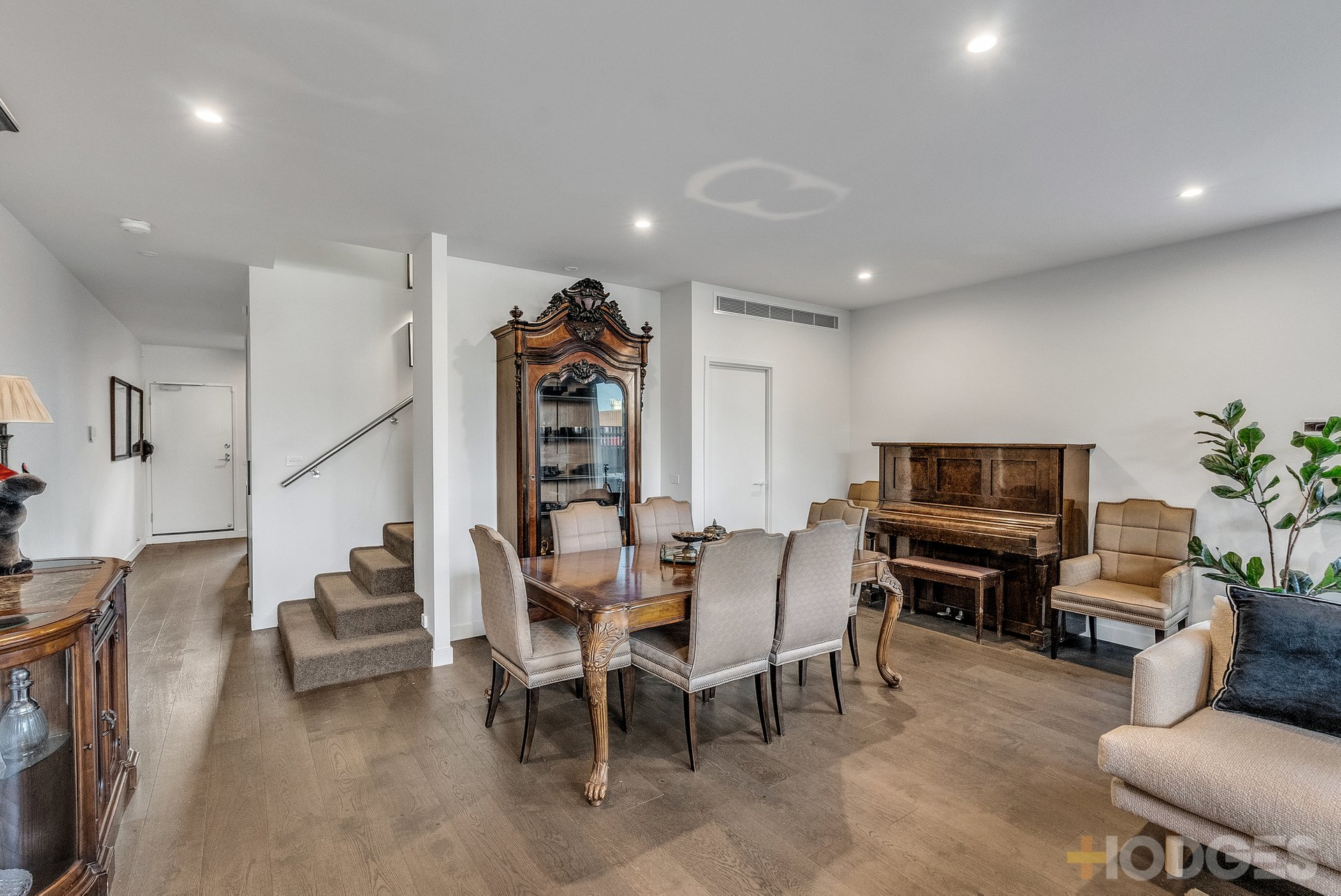 8 / 3 Mentone Parade Mentone