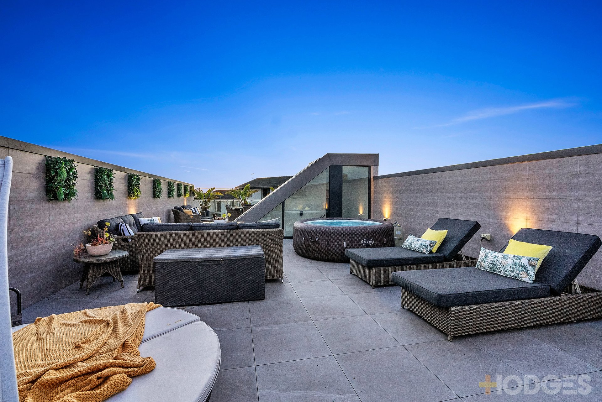 8 / 3 Mentone Parade Mentone