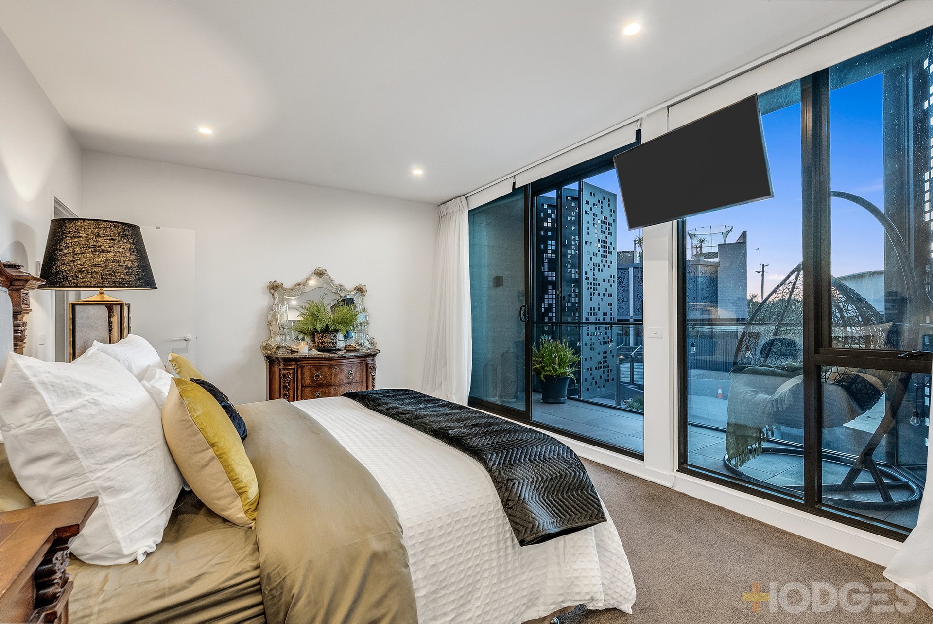 8 / 3 Mentone Parade Mentone