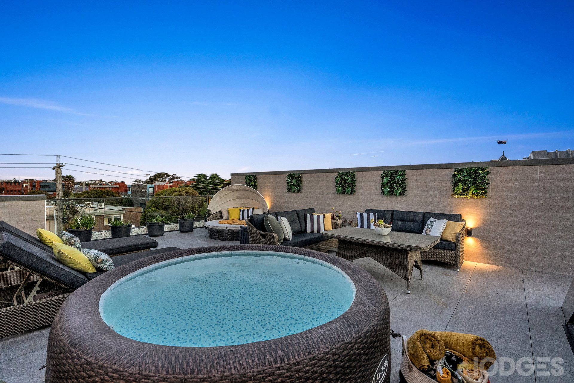 8 / 3 Mentone Parade Mentone