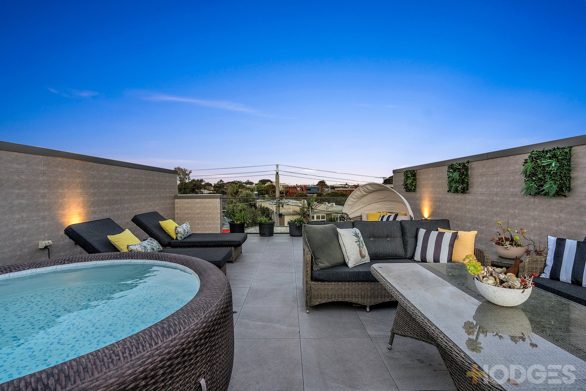 8 / 3 Mentone Parade Mentone