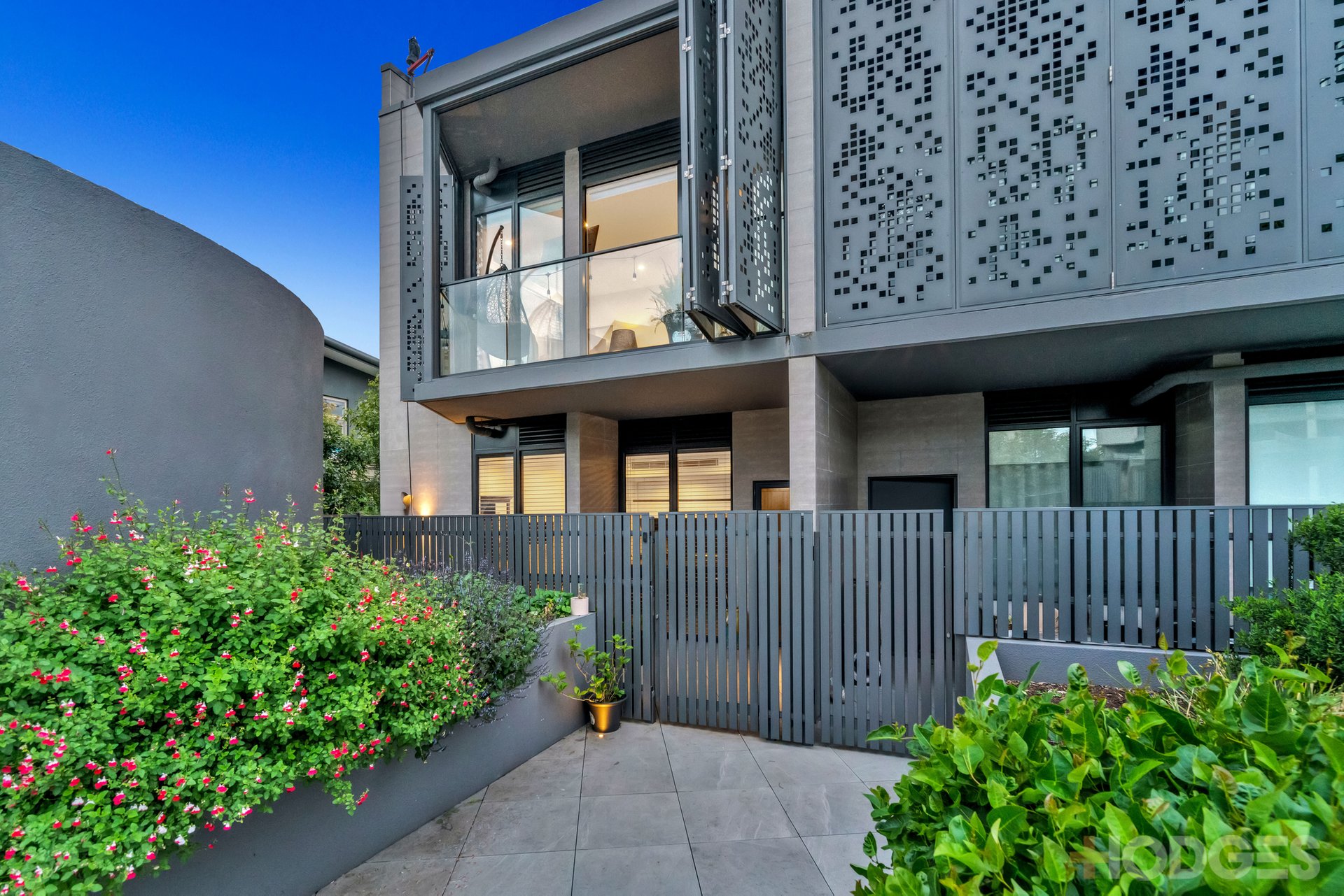 8 / 3 Mentone Parade Mentone