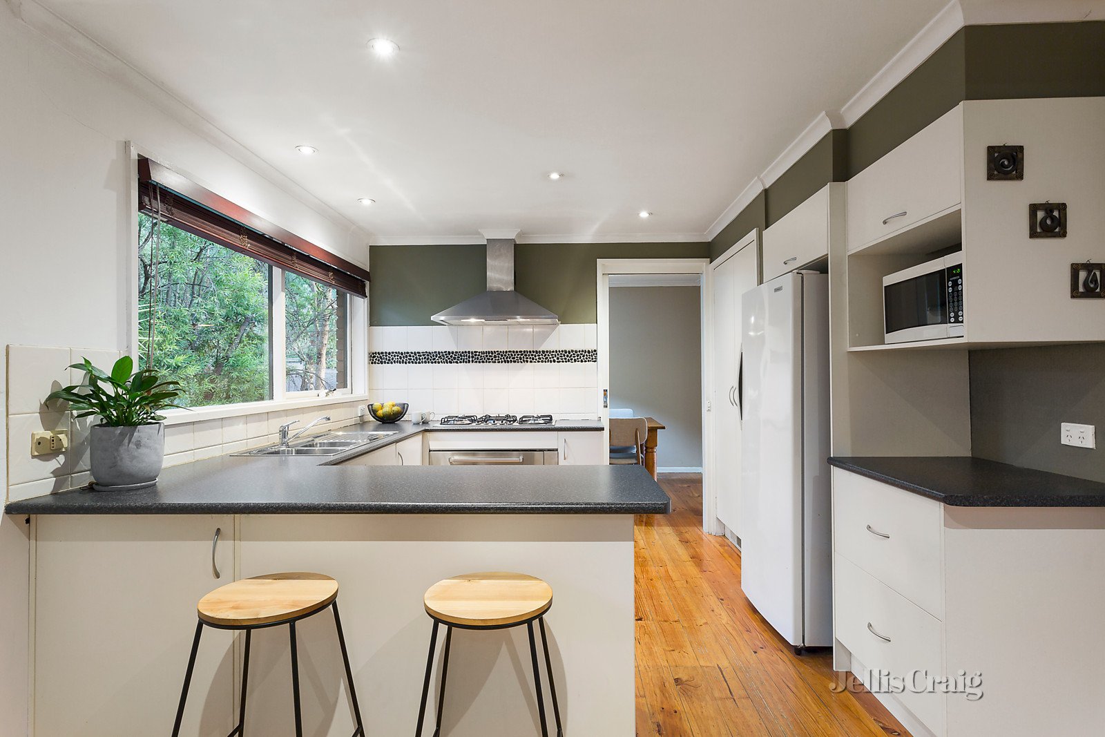 83 Valonia Drive, Eltham image 3