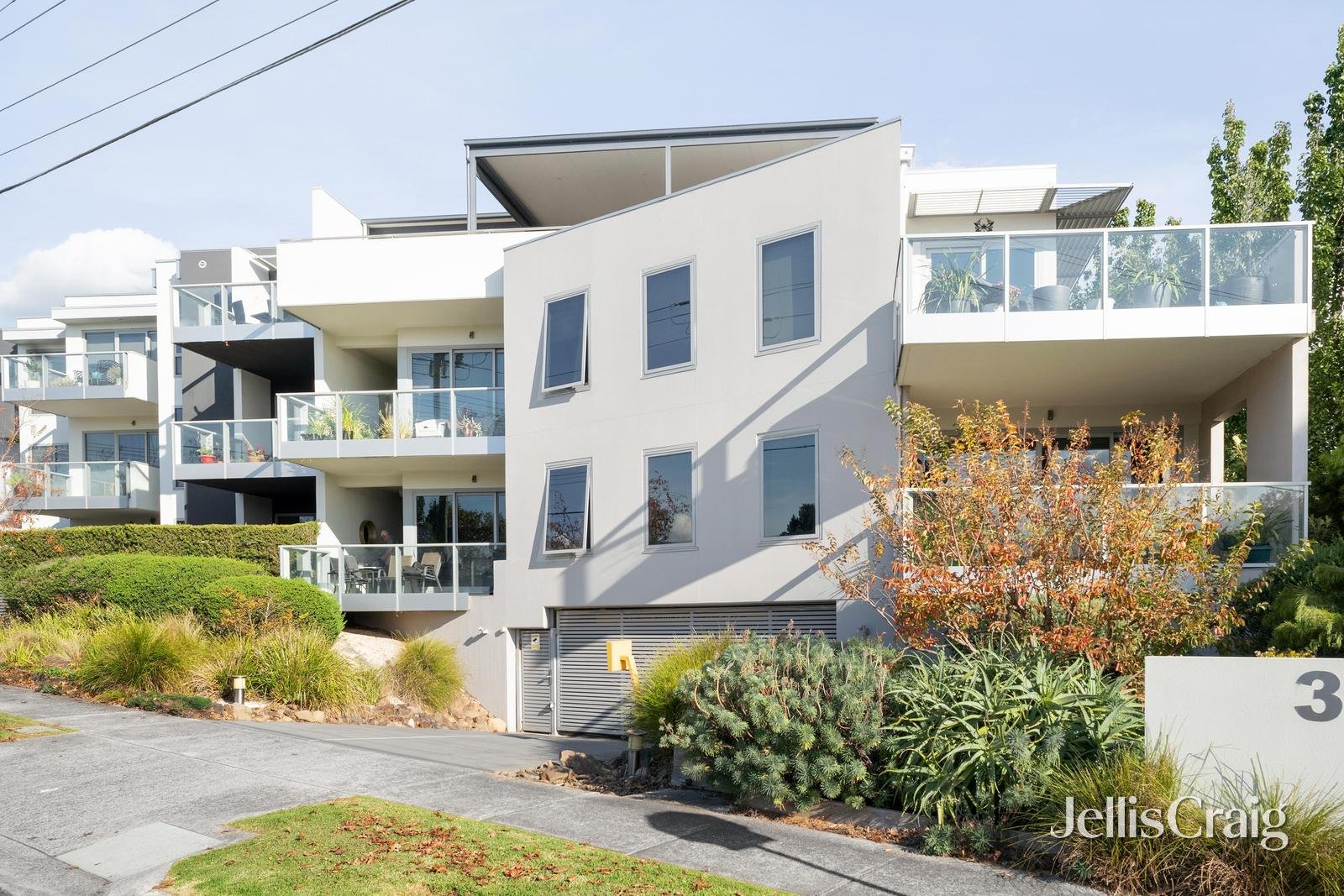 8/316 Manningham Road, Doncaster image 2