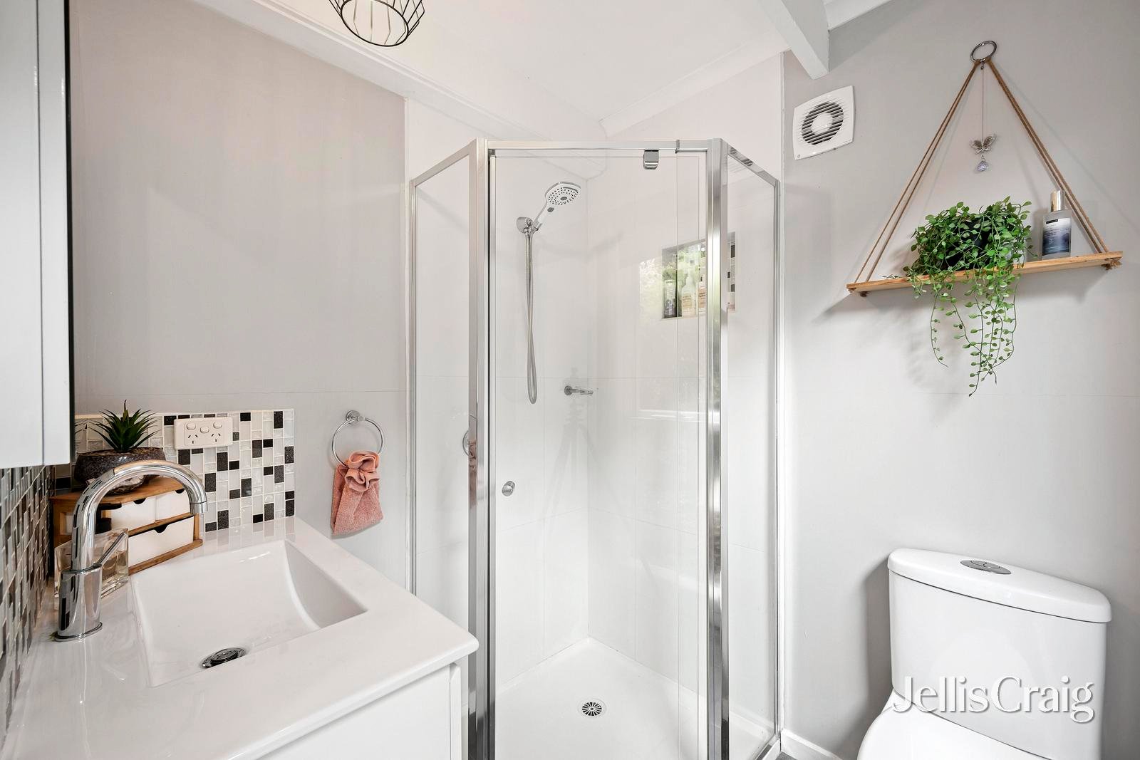 84 Bellara Drive, Mooroolbark image 6