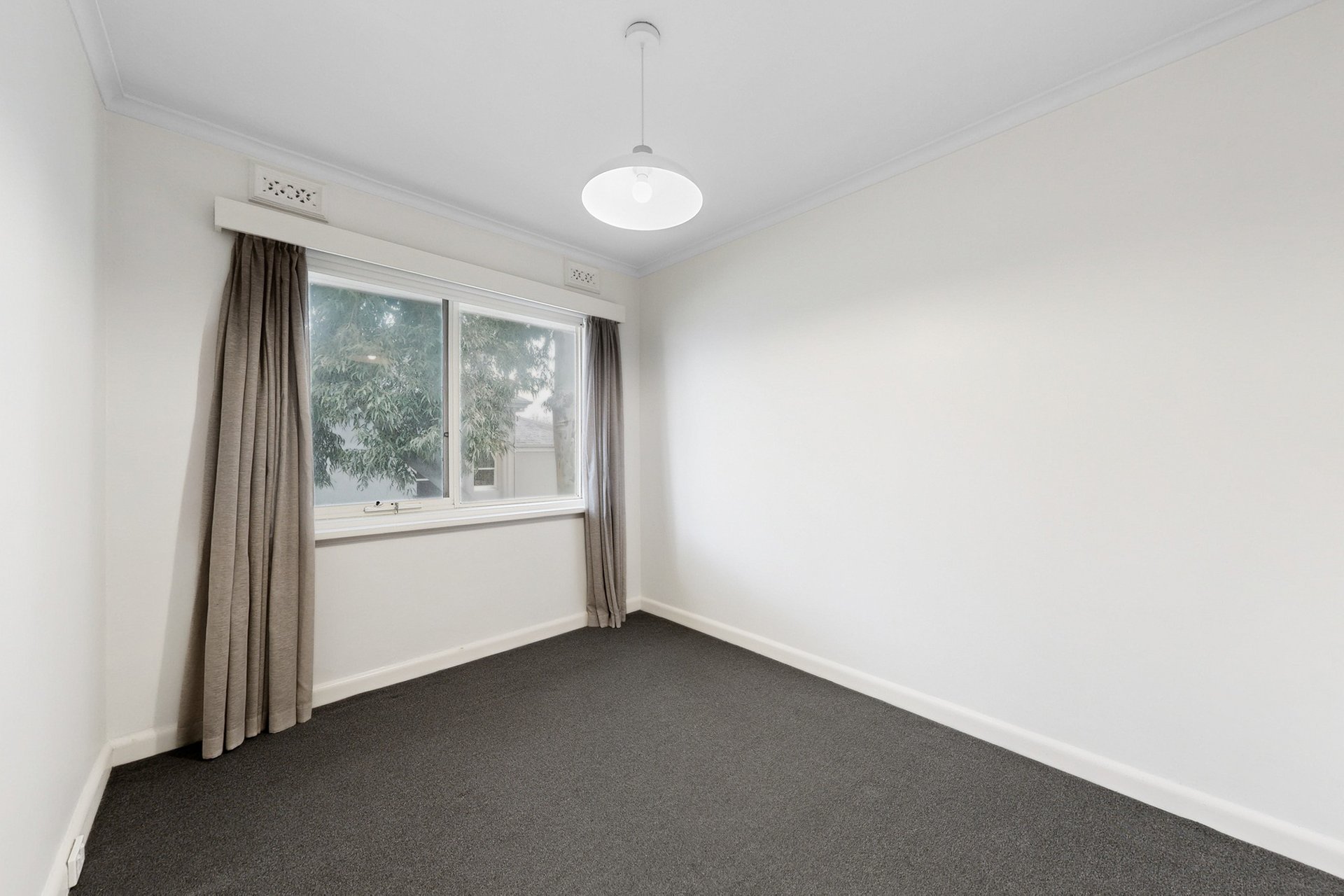 8/4 Burns Street, Elwood image 2