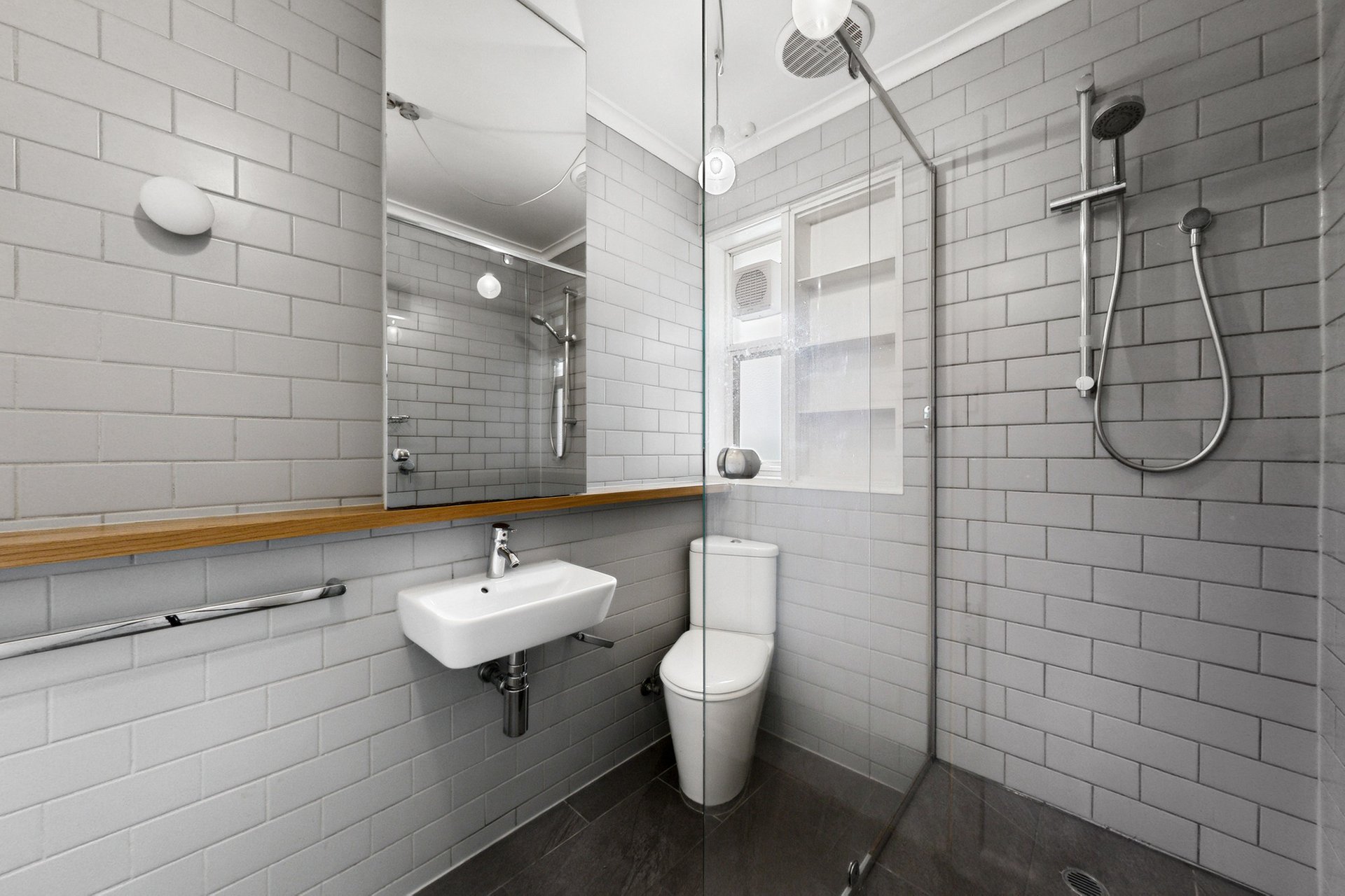 8/4 Burns Street, Elwood image 4