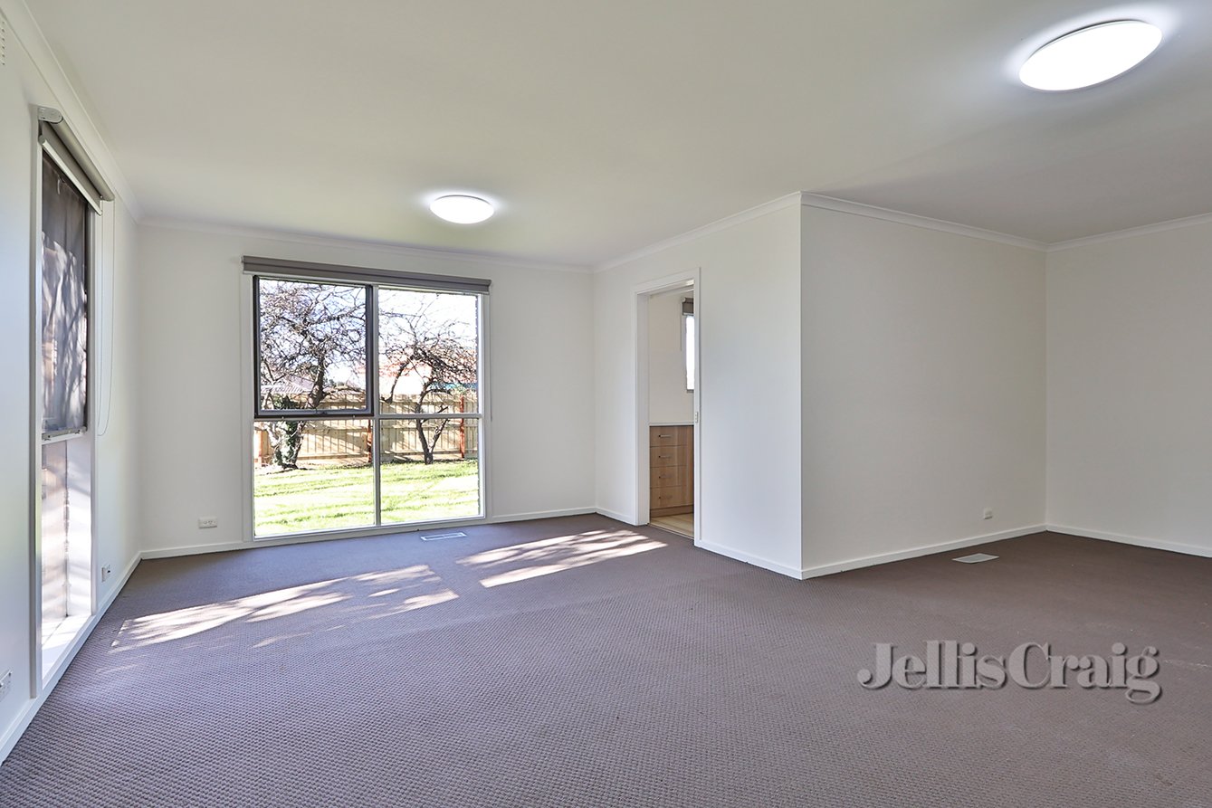 84 King Arthur Drive, Glen Waverley image 2