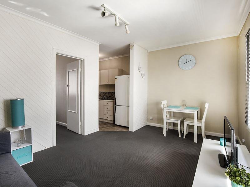 8/4 Prince Street, Essendon North image 2