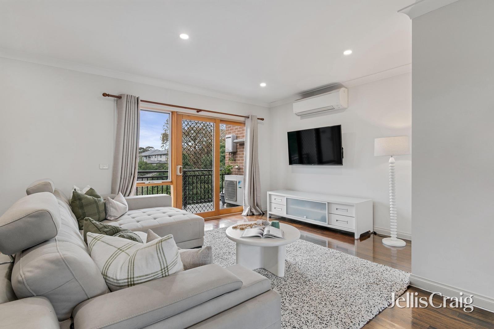 8/4 Springfield Avenue, Croydon image 2