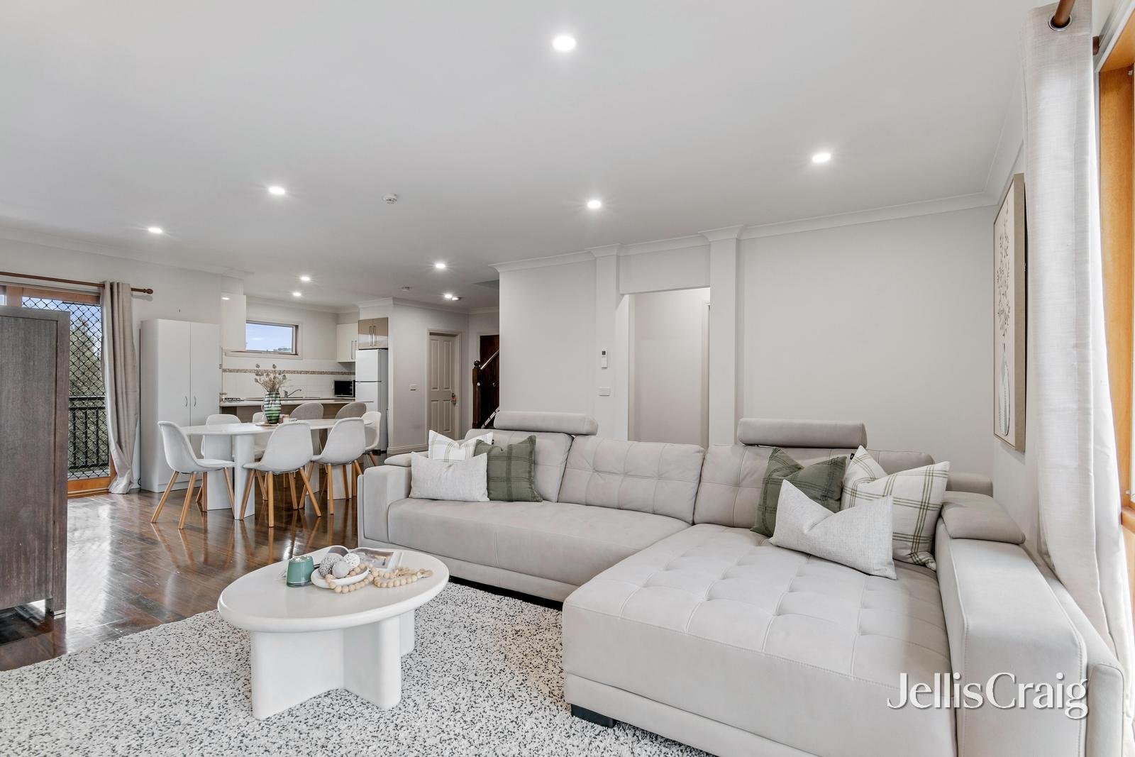 8/4 Springfield Avenue, Croydon image 3