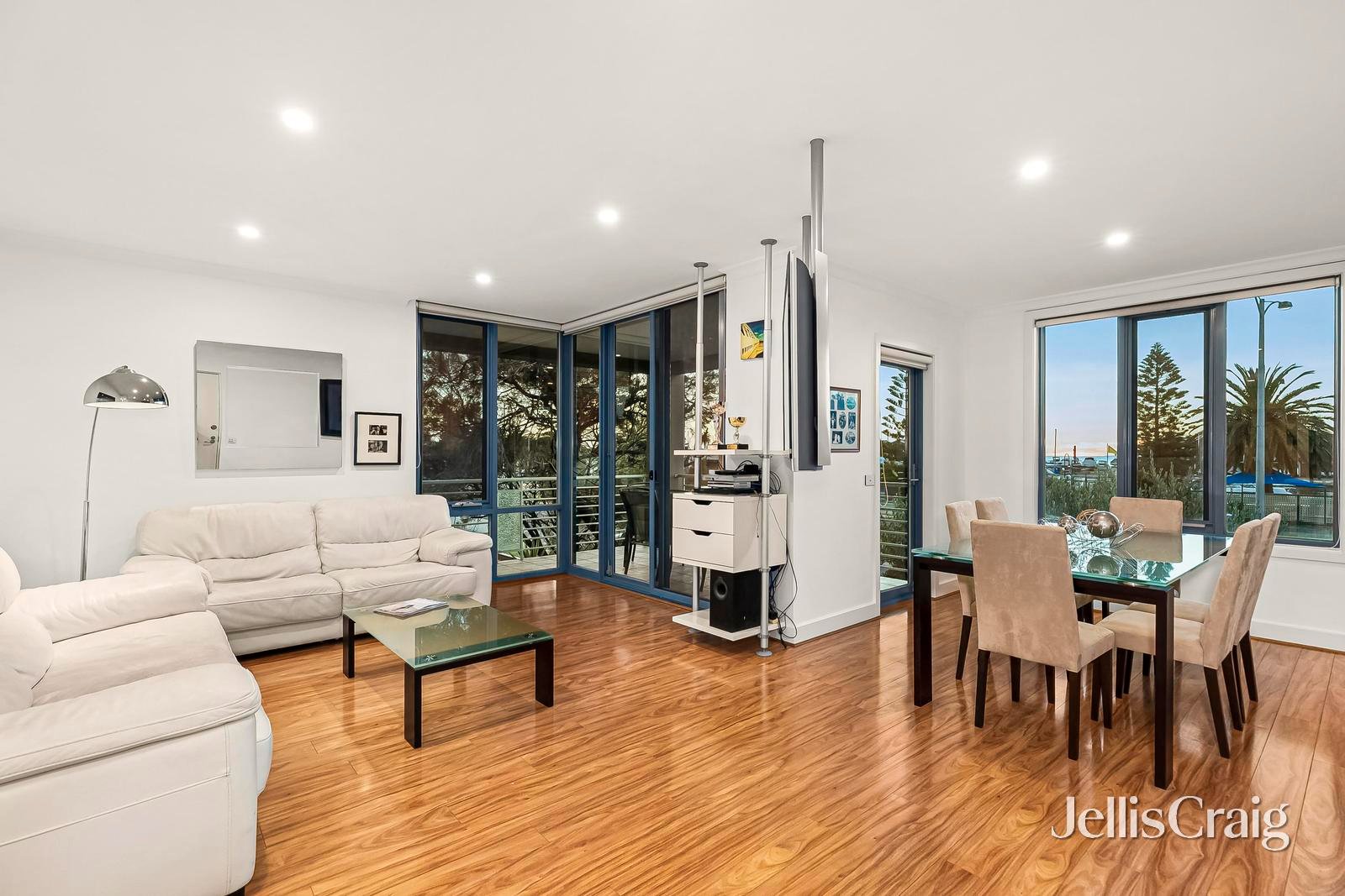 8/41 Marine Parade, St&nbsp;Kilda image 2