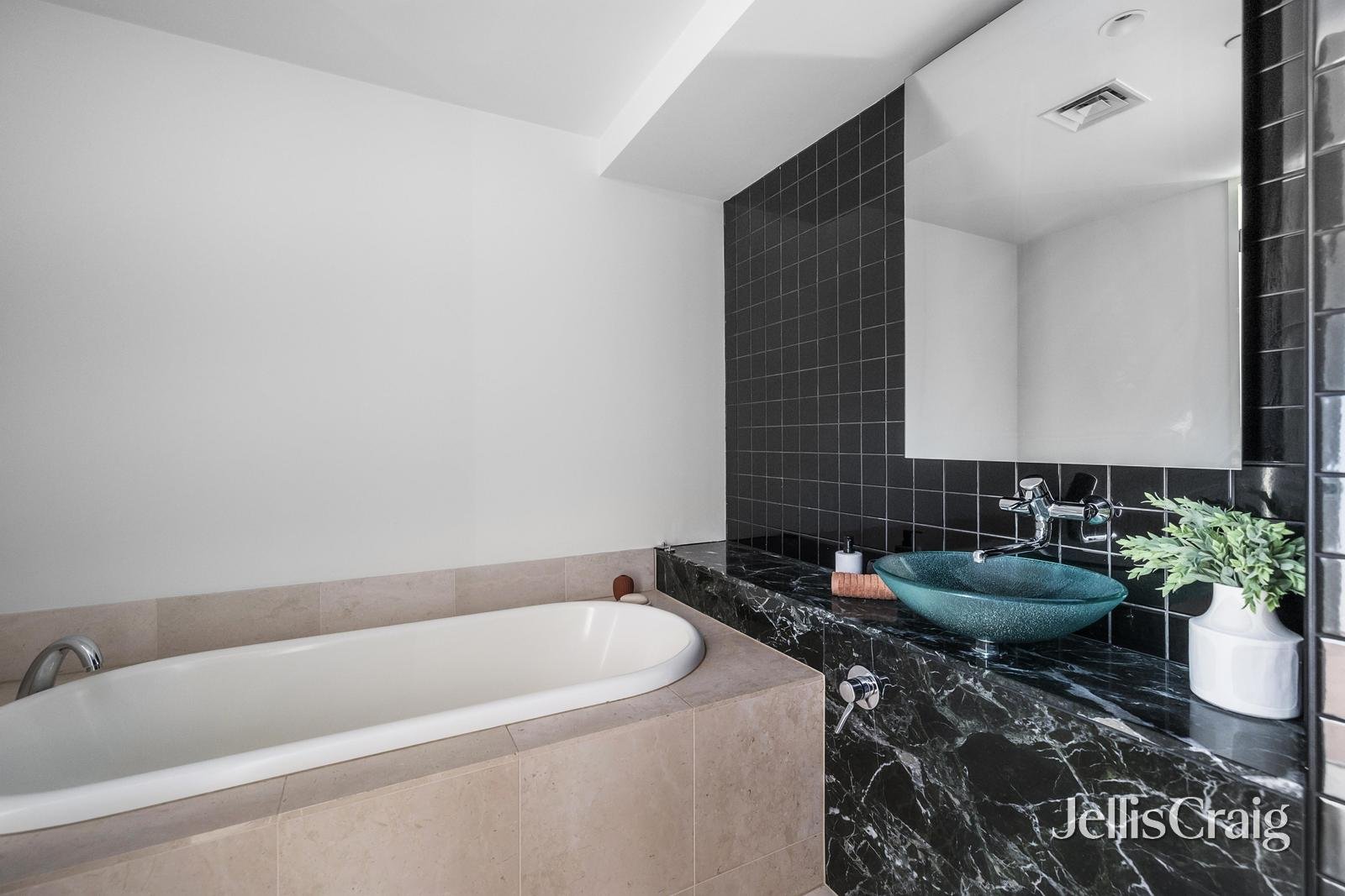 84/299 Queen Street, Melbourne image 11