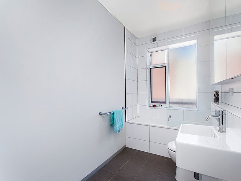 8/47 Spenser Street, St Kilda image 5