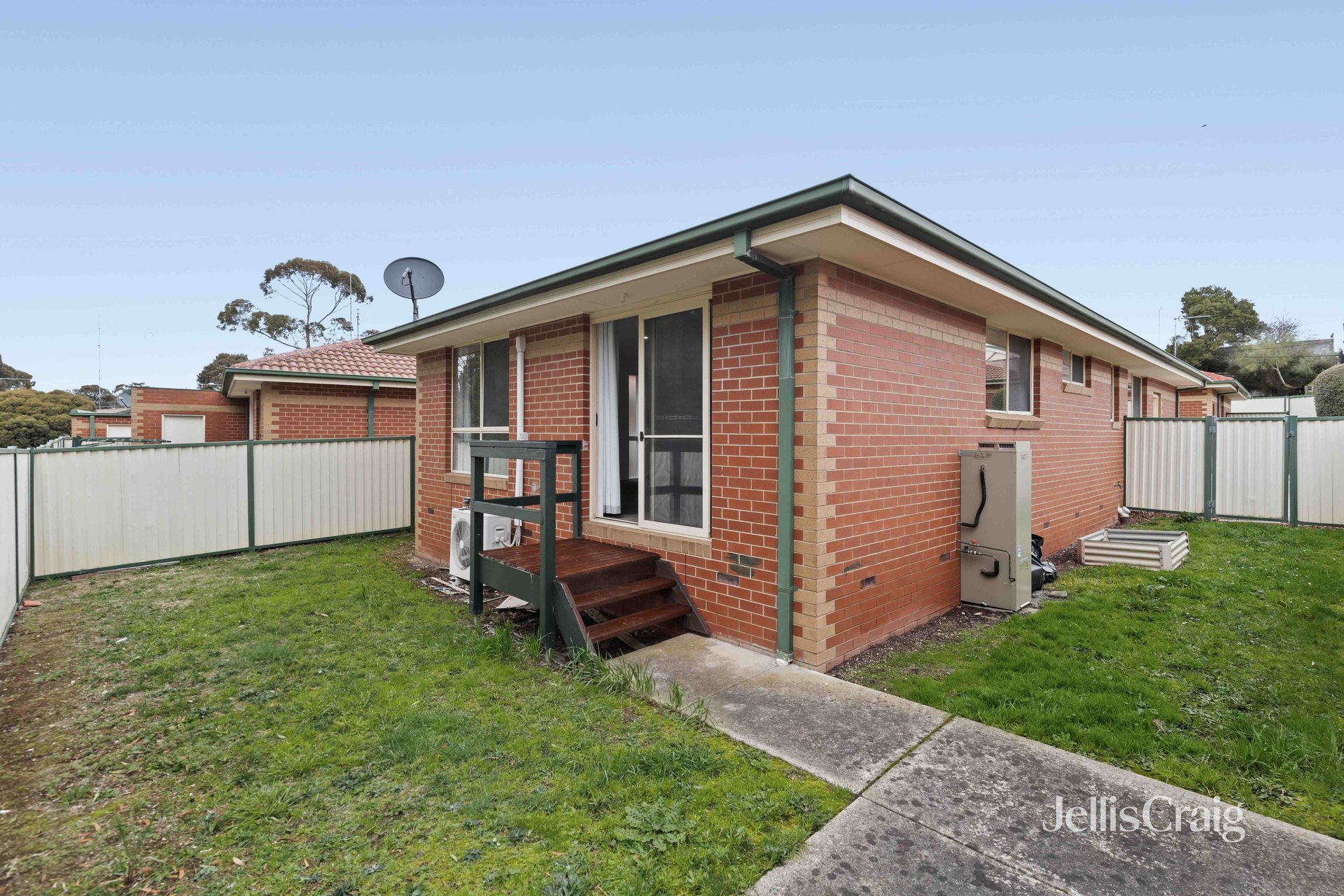 8/5 Hocking Avenue, Canadian image 1