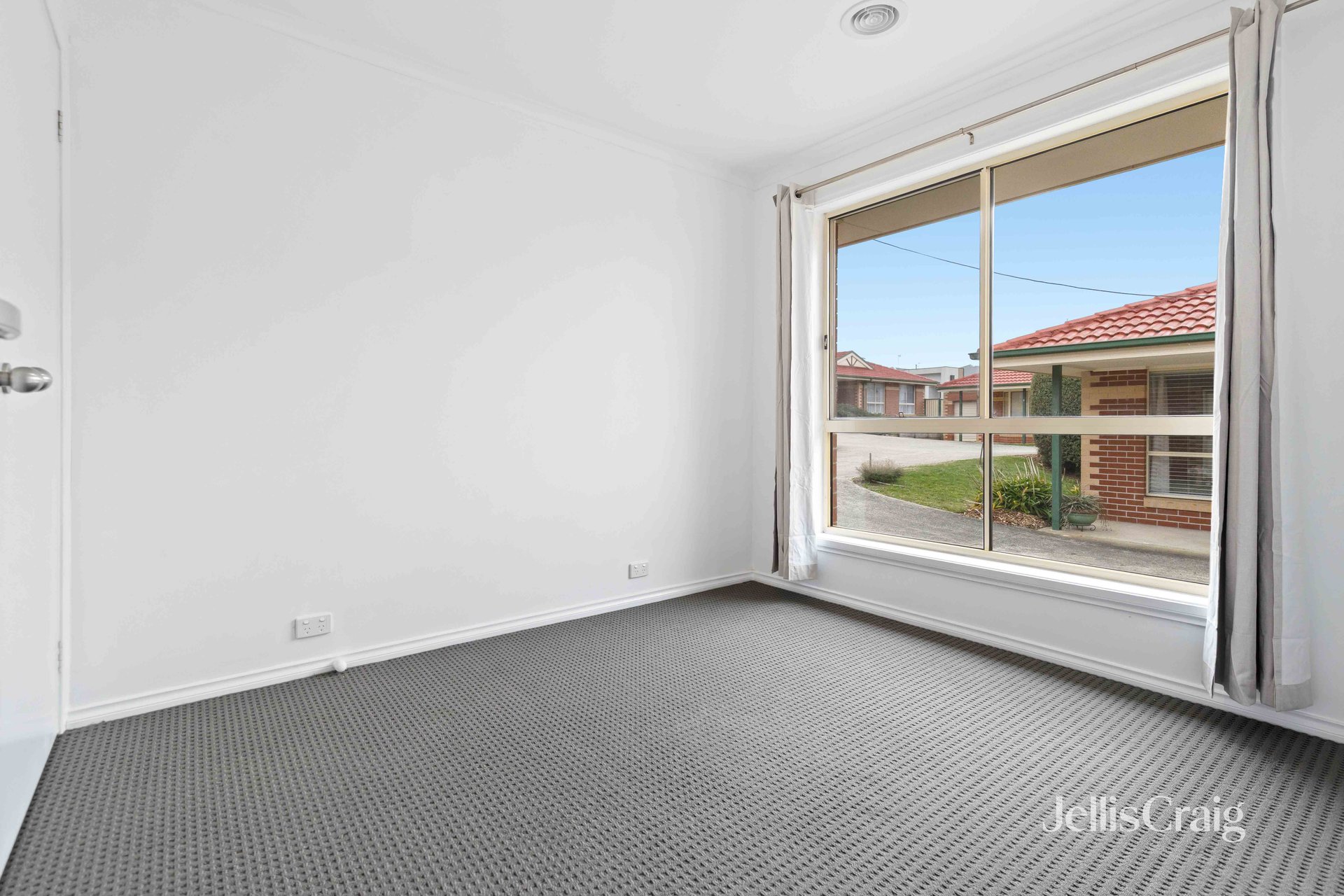 8/5 Hocking Avenue, Canadian image 8