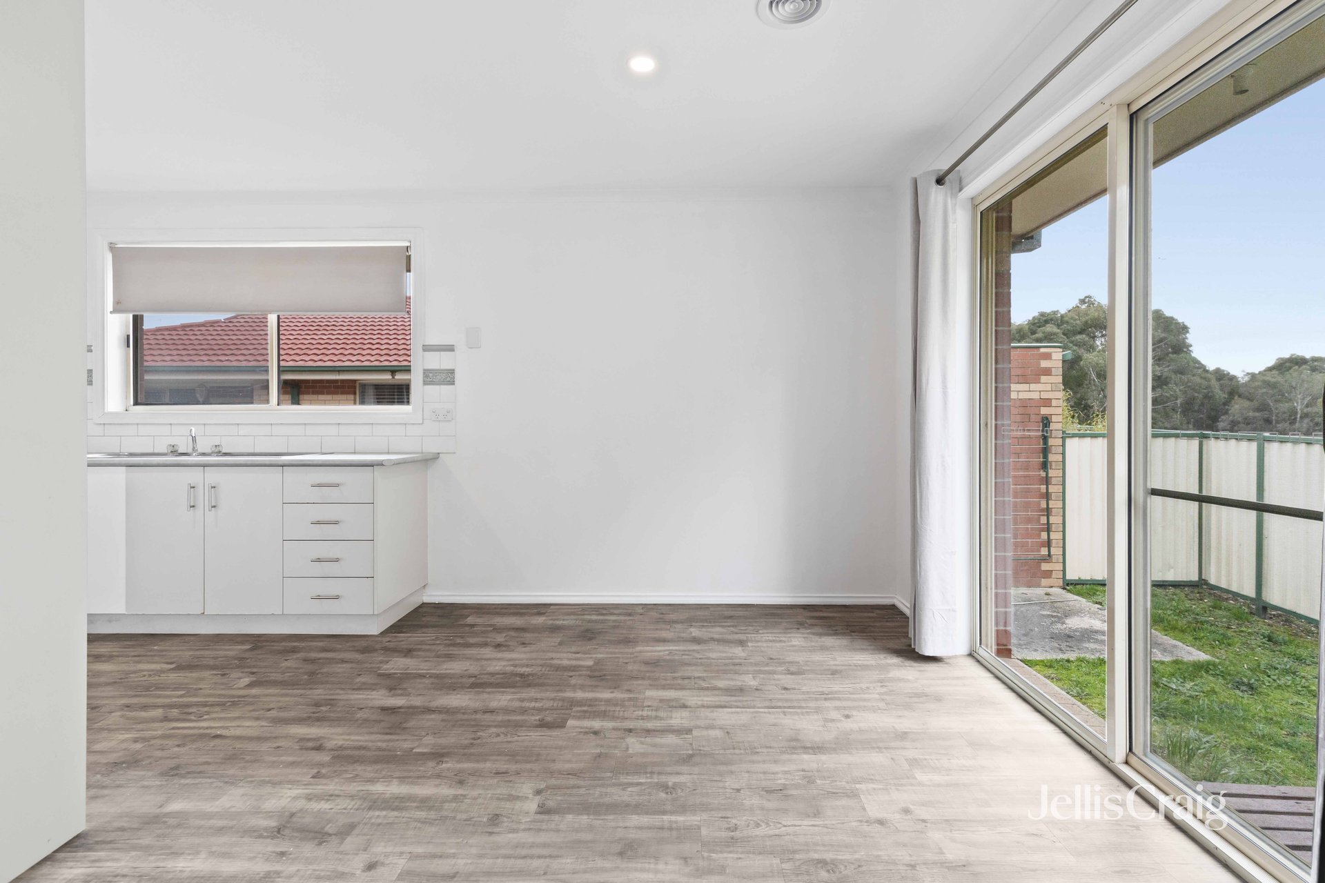 8/5 Hocking Avenue, Canadian image 5