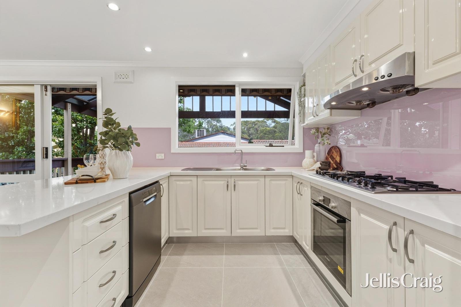 85 Mary Avenue, Wheelers Hill image 6