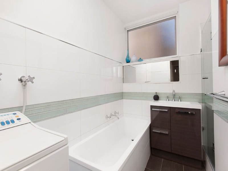 8/61 Ormond Road, Elwood image 4