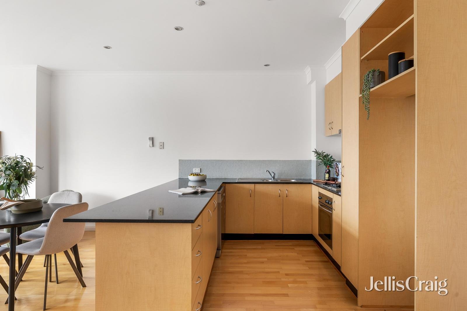 8/69 Wellington Street, St&nbsp;Kilda image 2