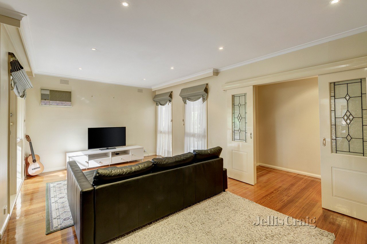 87 Hinkler Road East, Glen Waverley image 2