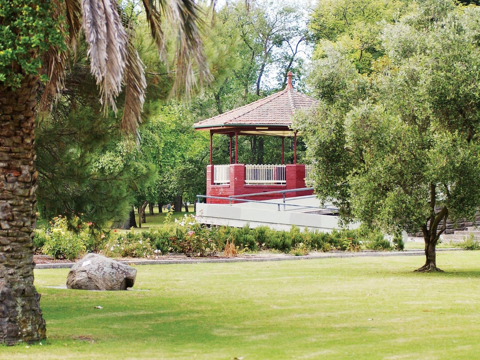 87 Kambrook Road, Caulfield North image 3