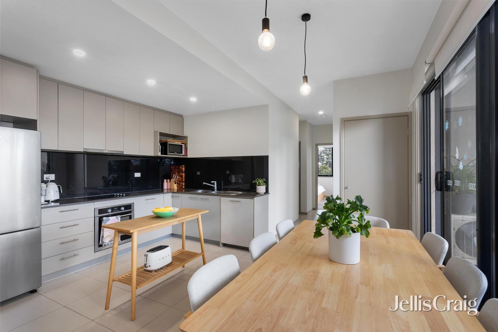 8/76 East Boundary Road, Bentleigh East image 2