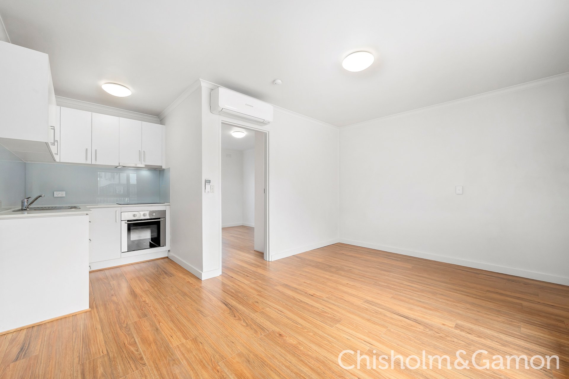 8/8 Robert Street, Elwood image 2