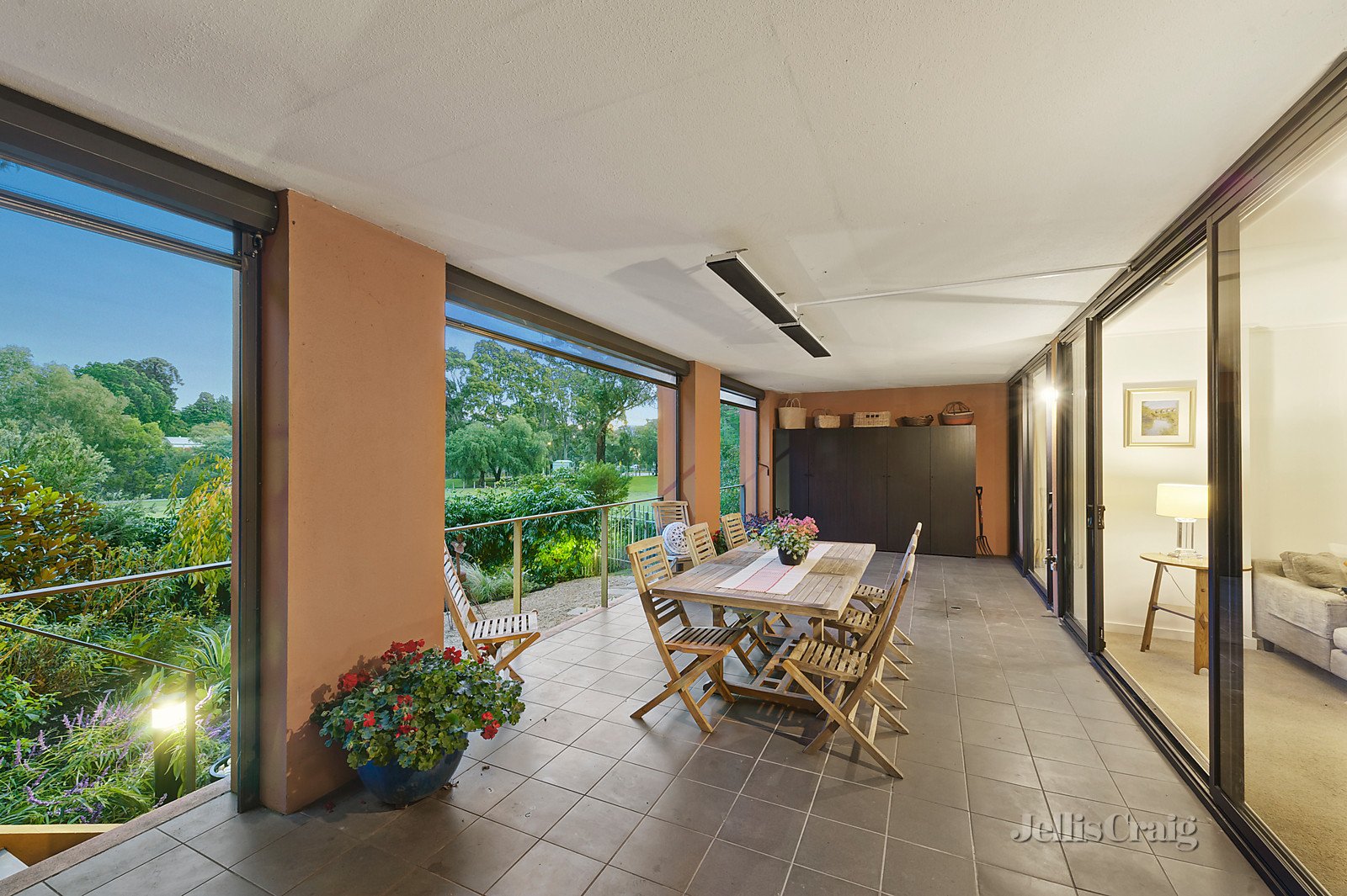 8/8 Wallen Road, Hawthorn image 2