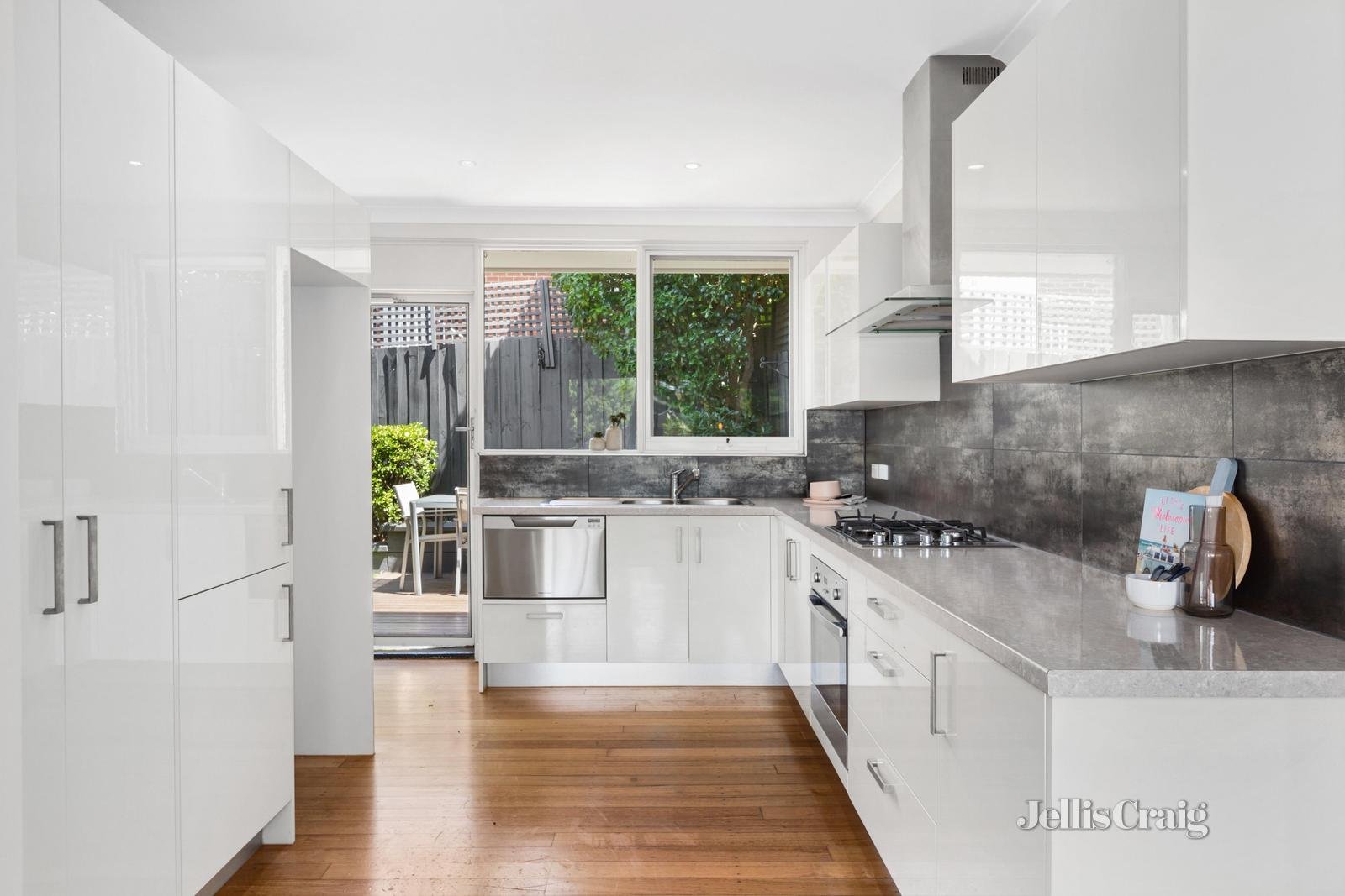 8/82 Victoria Crescent, Mont Albert image 2