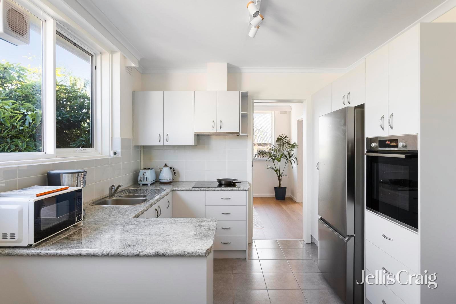 8/9 Tiuna Grove, Elwood image 2