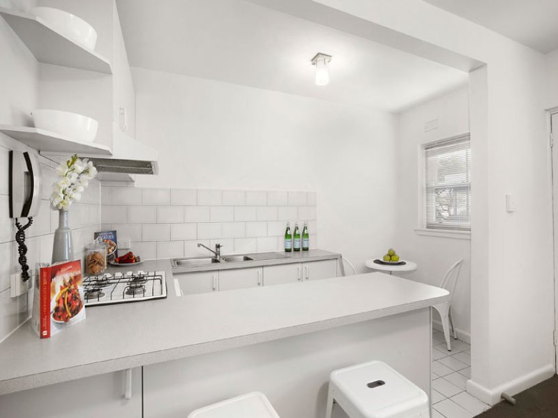 8/91 Ormond Road, Elwood image 3
