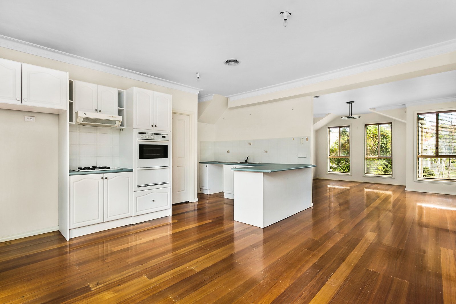 8/9B Weyburn Place, Avondale Heights VIC 3034