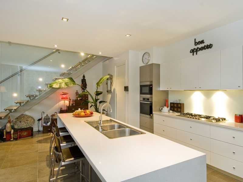 8a Fernery Grove, Newtown image 4