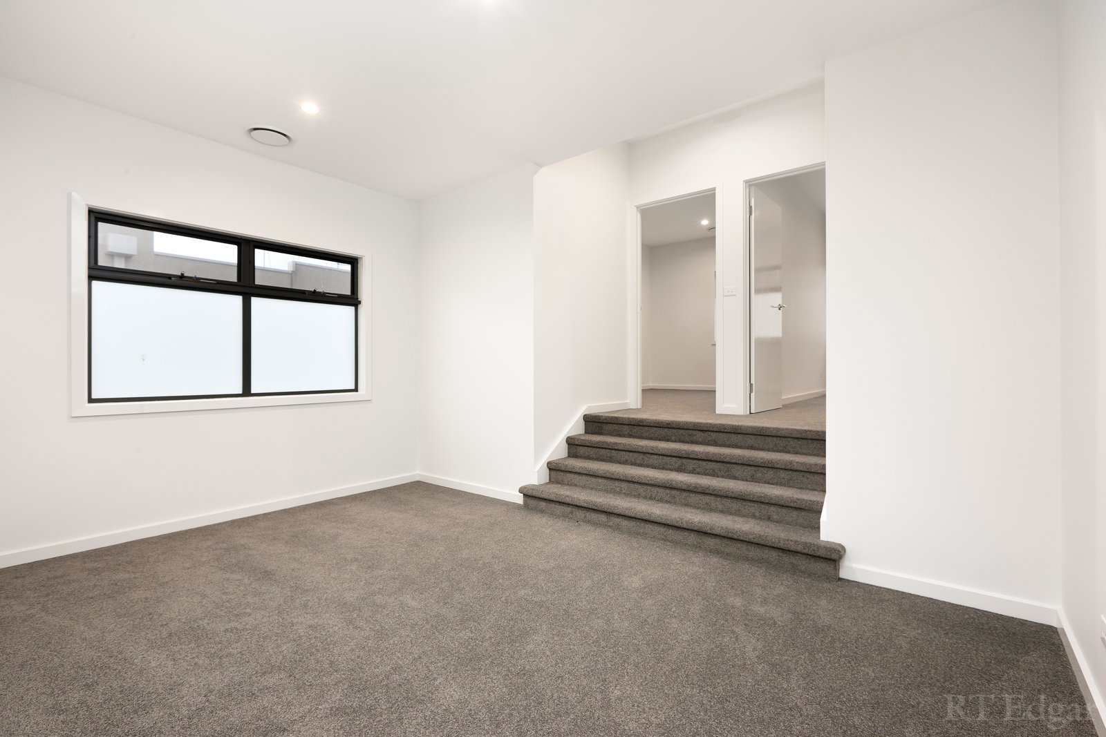 Property Gallery Thumbnail 8