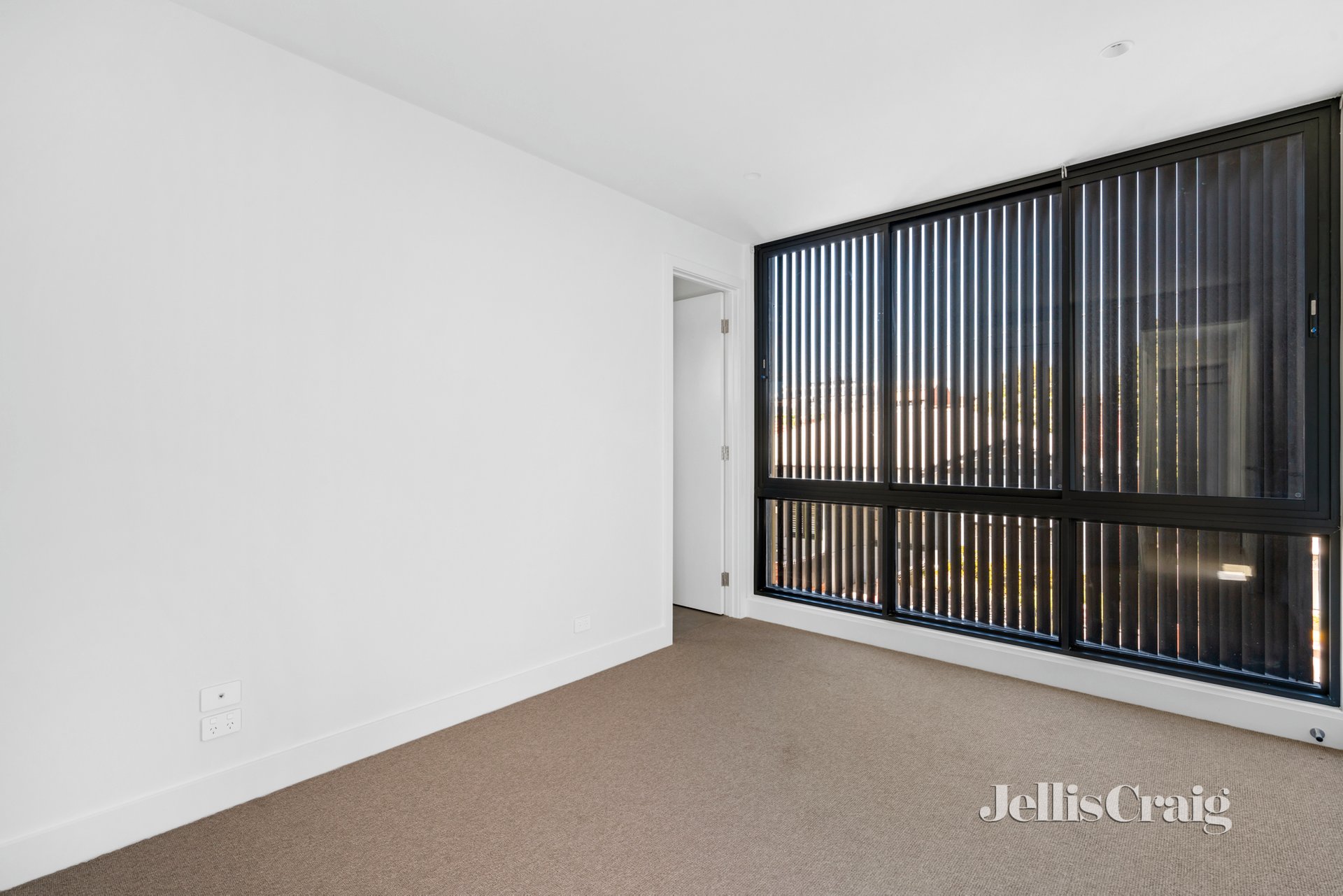 8a Russell St, Prahran image 6